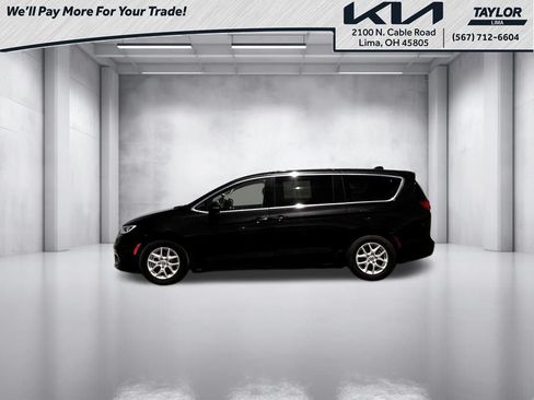 Used 2023 Chrysler Pacifica Touring-L FWD image 3