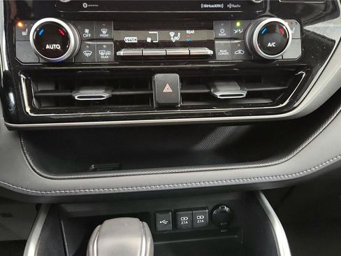 Used 2020 Toyota Highlander XLE image 32