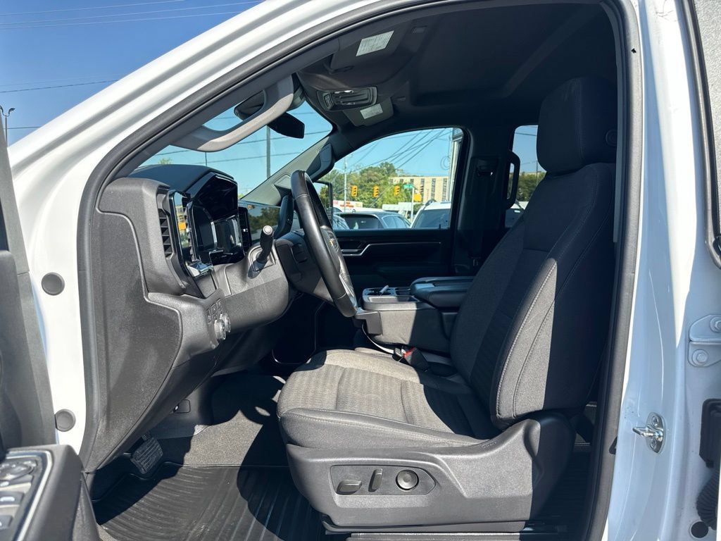 Used 2025 Chevrolet Silverado 2500 LT w/ Convenience Package AWD/4WD image 12