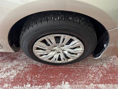 Used 2014 Toyota Camry LE image 17