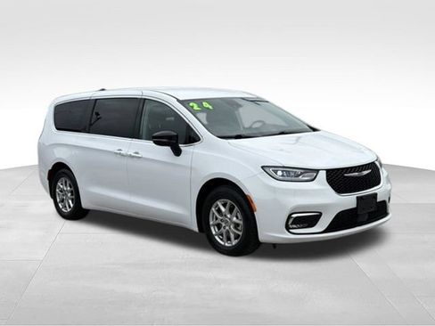 Used 2024 Chrysler Pacifica Touring-L FWD image 9