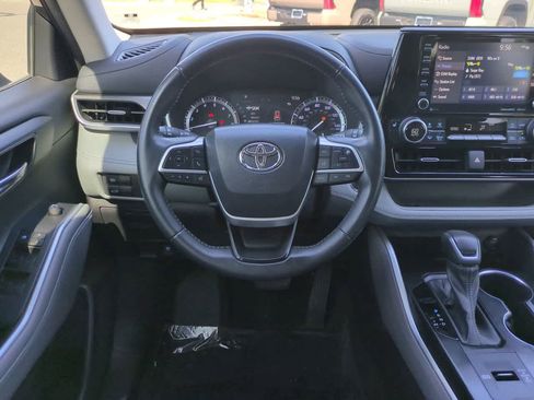 Used 2022 Toyota Highlander XLE FWD image 16