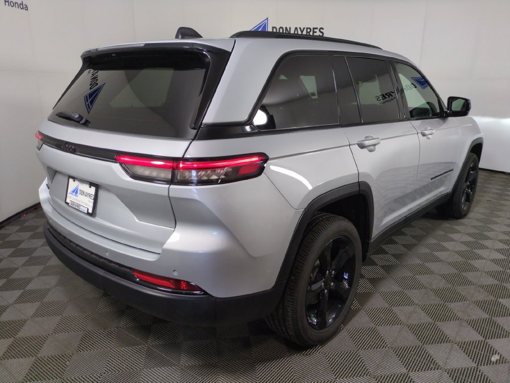 Used 2025 Jeep Grand Cherokee Altitude AWD/4WD image 8