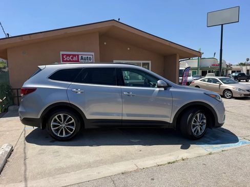 Used 2017 Hyundai Santa Fe SE FWD image 2