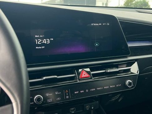 Certified 2024 Kia Niro Wind FWD image 17