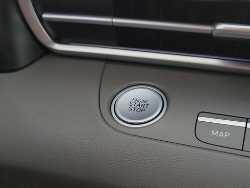 Used 2025 Hyundai Elantra SEL image 14