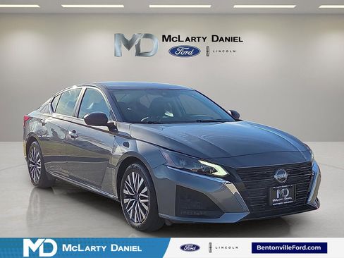 Used 2024 Nissan Altima 2.5 SV image 1