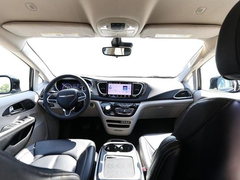 Used 2024 Chrysler Pacifica Touring-L FWD image 23