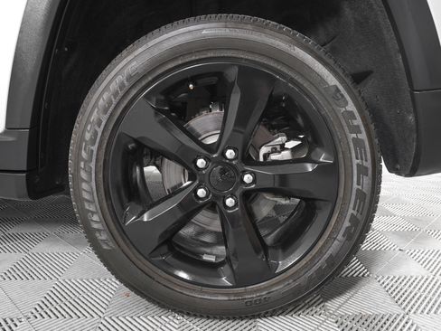 Used 2023 Jeep Grand Cherokee Altitude AWD/4WD image 31