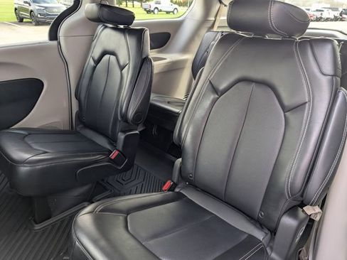 Used 2024 Chrysler Pacifica Touring-L image 26
