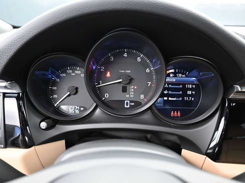 Certified 2025 Porsche Macan AWD/4WD image 10