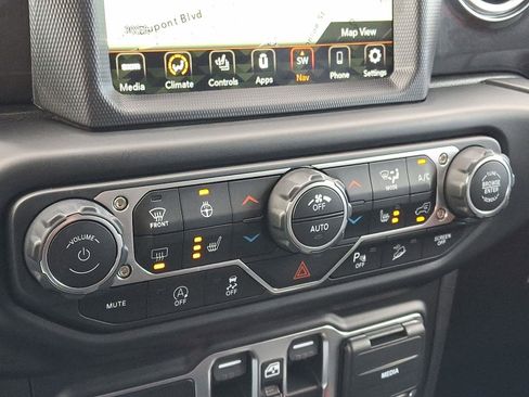 Used 2020 Jeep Wrangler Unlimited Sahara image 15