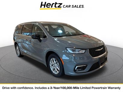 Used 2025 Chrysler Pacifica Select