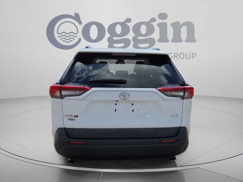 Used 2021 Toyota RAV4 XLE w/ Convenience Package FWD image 4