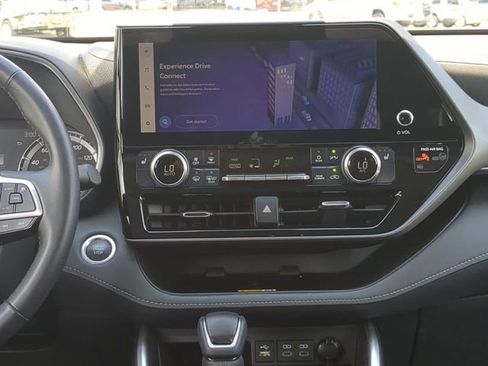 Certified 2024 Toyota Highlander XLE image 18
