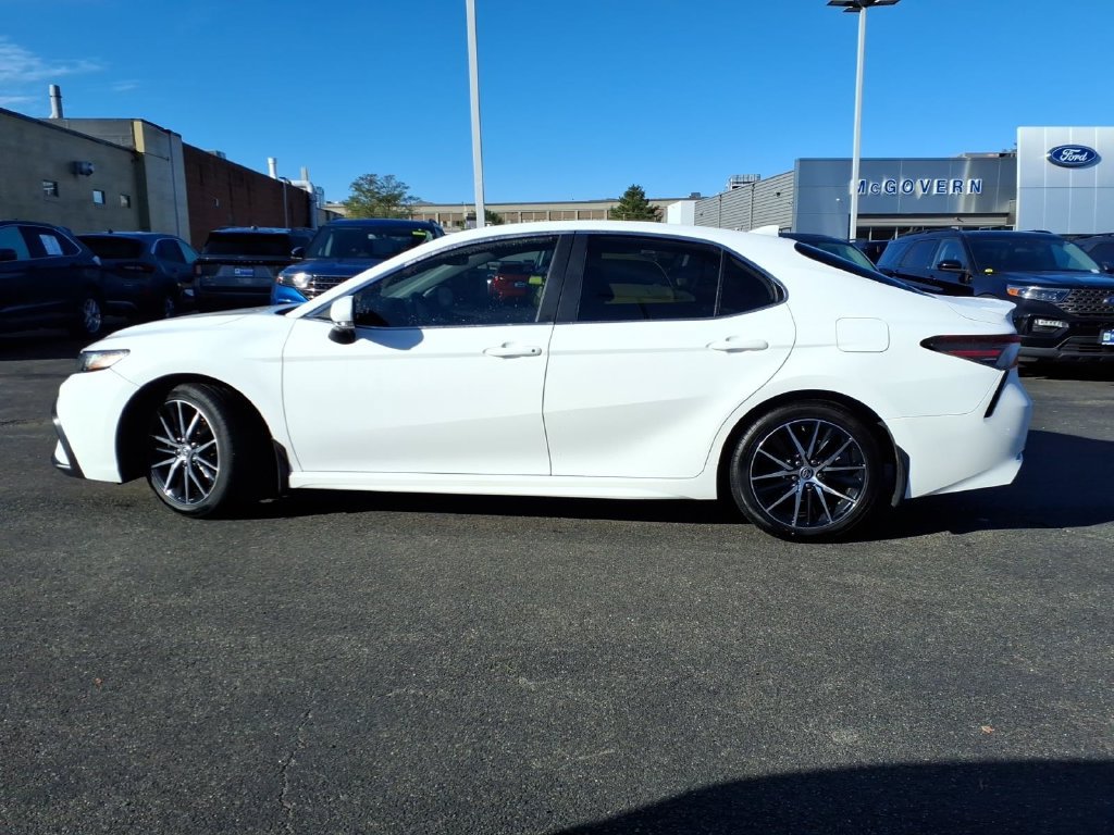 Used 2022 Toyota Camry SE w/ Cold Weather Package FWD image 9