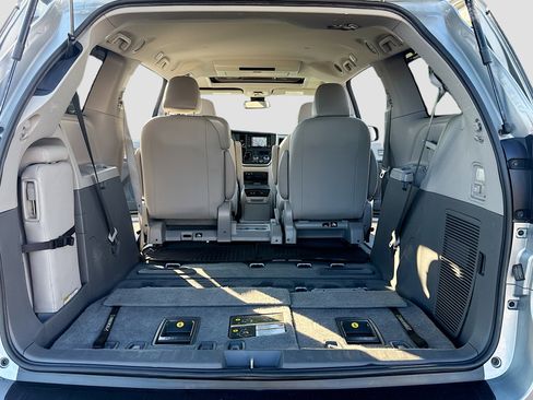 Used 2020 Toyota Sienna XLE image 7