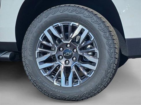 New 2026 Chevrolet Suburban Z71 w/ Comfort Package AWD/4WD image 12