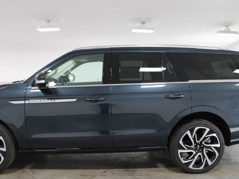 New 2026 Lincoln Navigator Reserve image 5