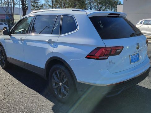 Certified 2024 Volkswagen Tiguan SE image 3