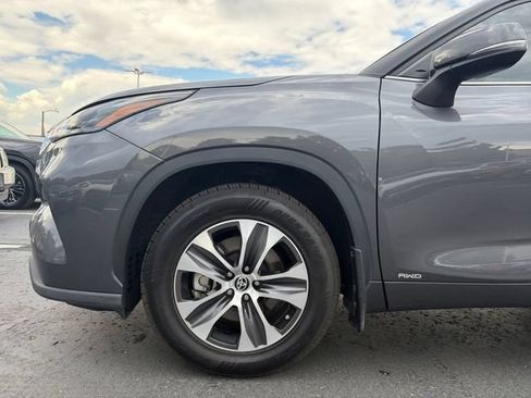 Used 2023 Toyota Highlander XLE AWD/4WD image 25