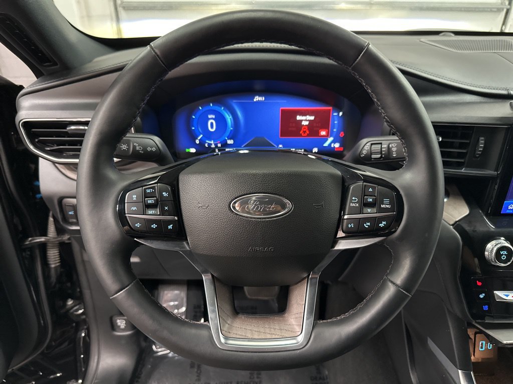 Used 2024 Ford Explorer Platinum w/ Technology Package AWD/4WD image 13