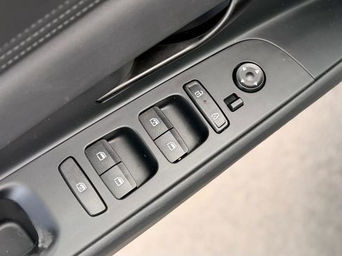 Used 2025 Hyundai Elantra Sport image 9