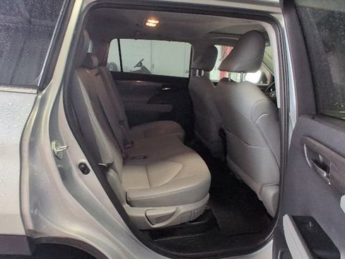 Used 2021 Toyota Highlander Limited AWD/4WD image 9