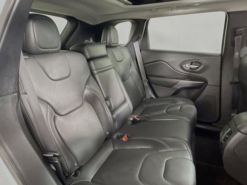 Used 2019 Jeep Cherokee Limited image 32