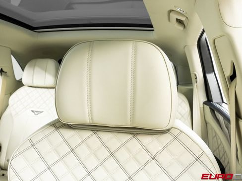 Used 2021 Bentley Bentayga AWD/4WD image 40