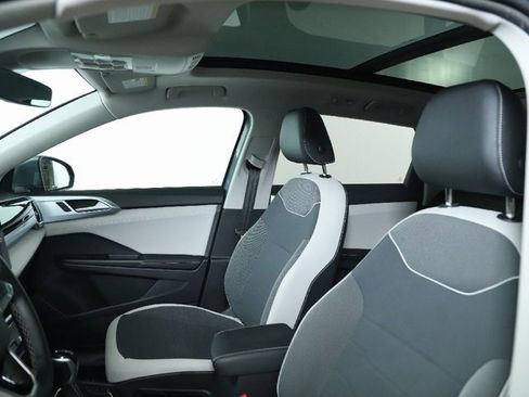 Certified 2025 Volkswagen Taos SE w/ Panoramic Sunroof Package image 20