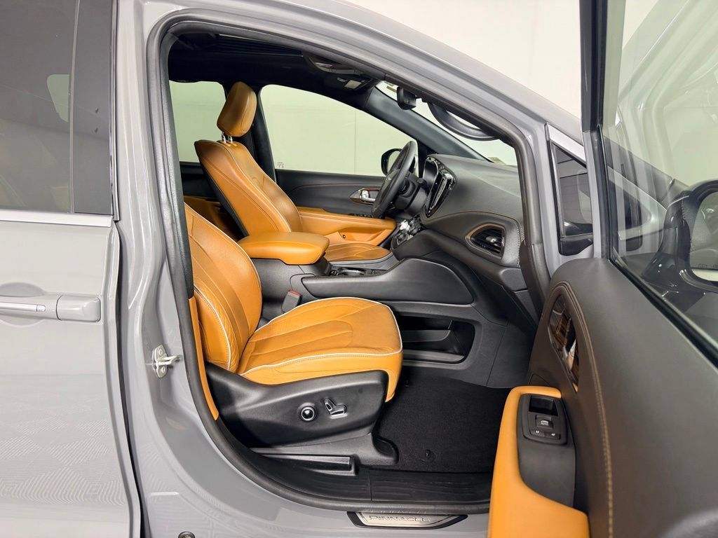 Used 2023 Chrysler Pacifica Pinnacle FWD image 34
