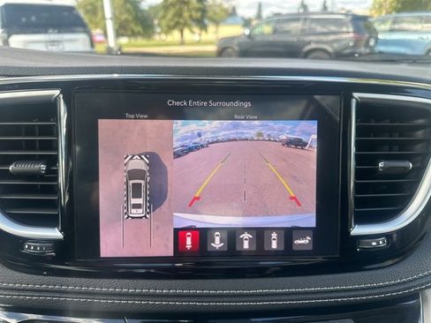 Used 2024 Chrysler Pacifica Limited image 20
