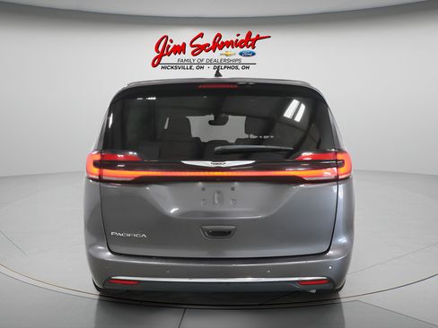 Used 2023 Chrysler Pacifica Touring-L FWD image 5