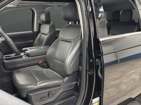 Used 2025 Ford Expedition Active AWD/4WD image 9