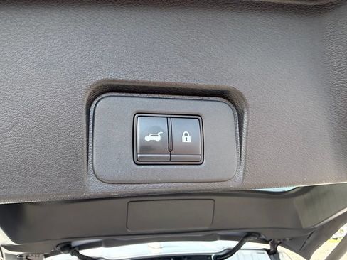 Used 2025 Nissan Rogue SV FWD image 34
