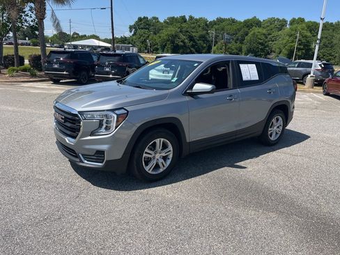 Used 2024 GMC Terrain SLE FWD image 3