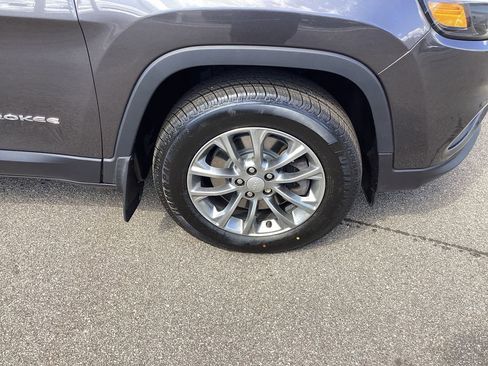 Used 2019 Jeep Cherokee Latitude Plus w/ Cold Weather Group AWD/4WD image 24