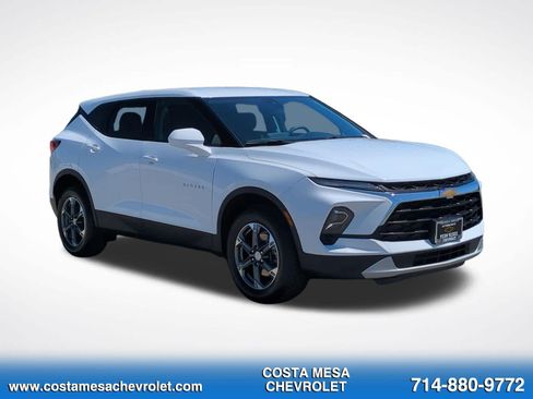 Used 2025 Chevrolet Blazer LT FWD image 3