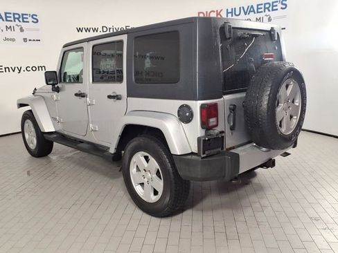 Used 2010 Jeep Wrangler Unlimited Sahara w/ Dual Top Group AWD/4WD image 6