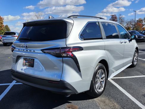 Used 2024 Toyota Sienna XLE w/ XLE Plus Package image 17
