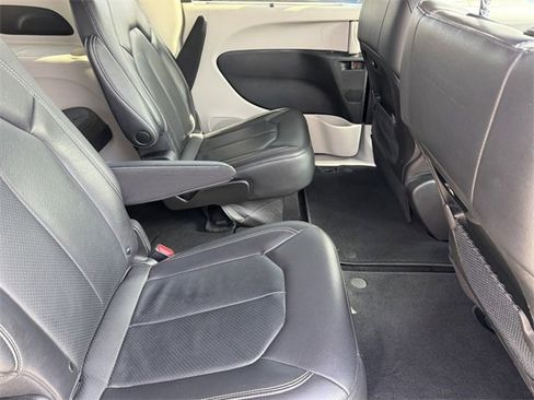 Used 2022 Chrysler Pacifica Touring-L image 7