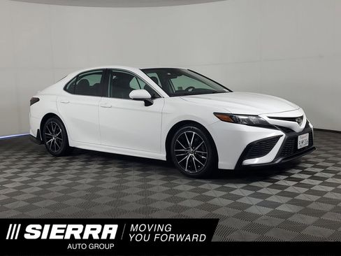 Used 2021 Toyota Camry SE FWD image 1