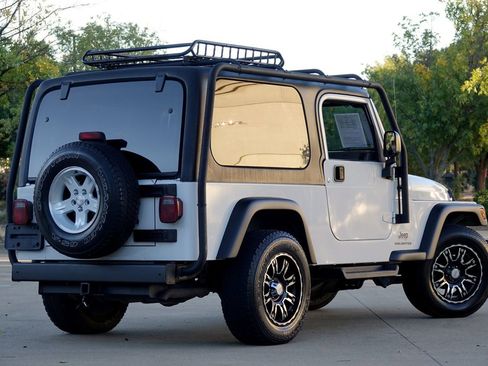 Used 2006 Jeep Wrangler Unlimited w/ Premium Audio Group image 3