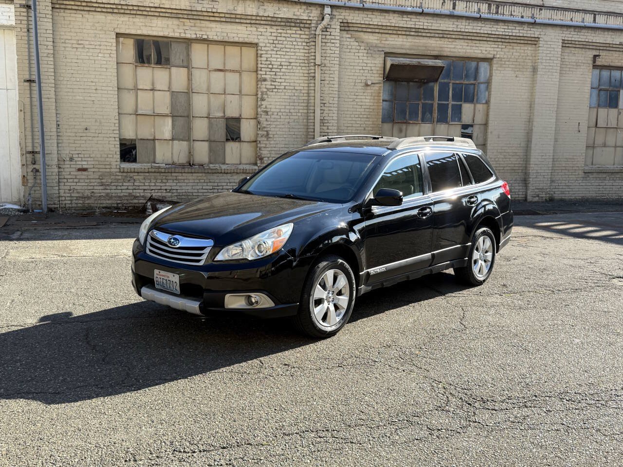 Used 2011 Subaru Outback 2.5i Limited AWD/4WD image 2