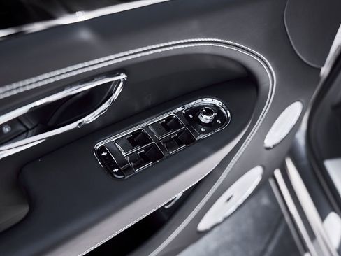 Used 2024 Bentley Bentayga AWD/4WD image 30