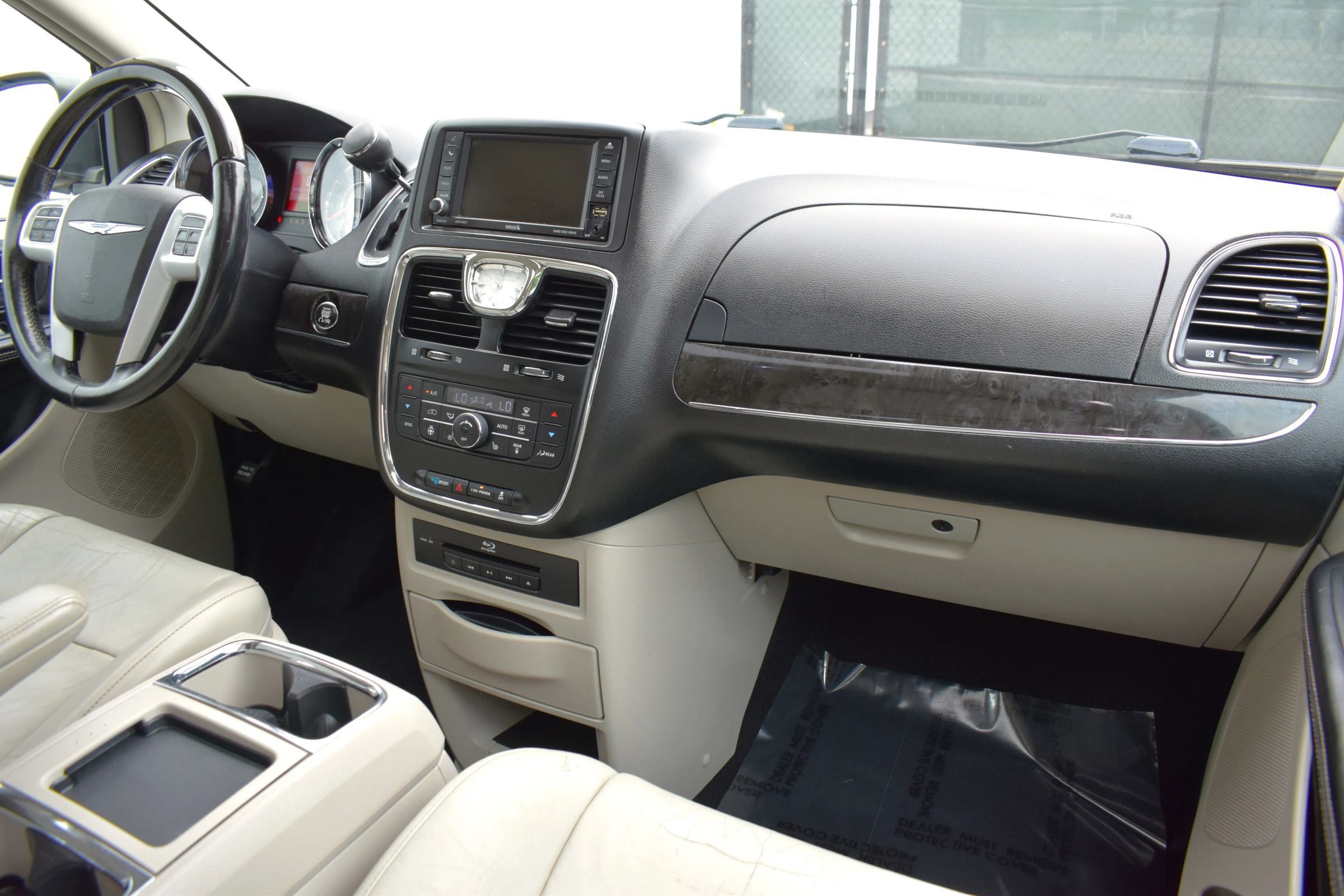 Used 2014 Chrysler Town & Country Limited w/ Luxury Group FWD image 13