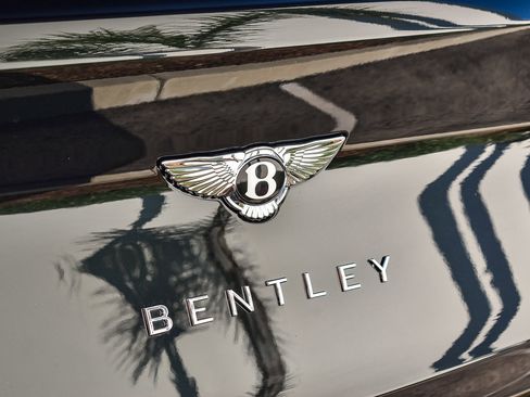 Used 2023 Bentley Bentayga Azure image 13