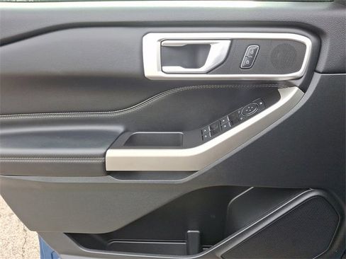 Used 2021 Ford Explorer XLT w/ Equipment Group 202A image 9