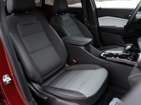 Used 2025 Chevrolet Trax LT w/ LT Convenience Package image 26